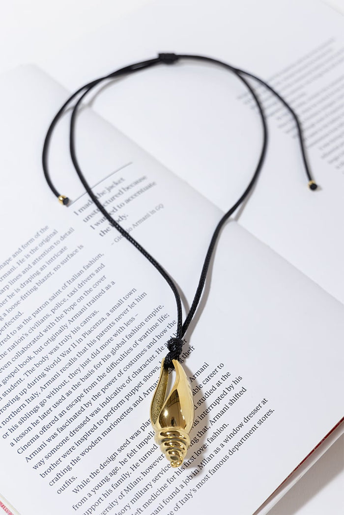 GOLD PLATED CONCH LEATHER NECKLACE