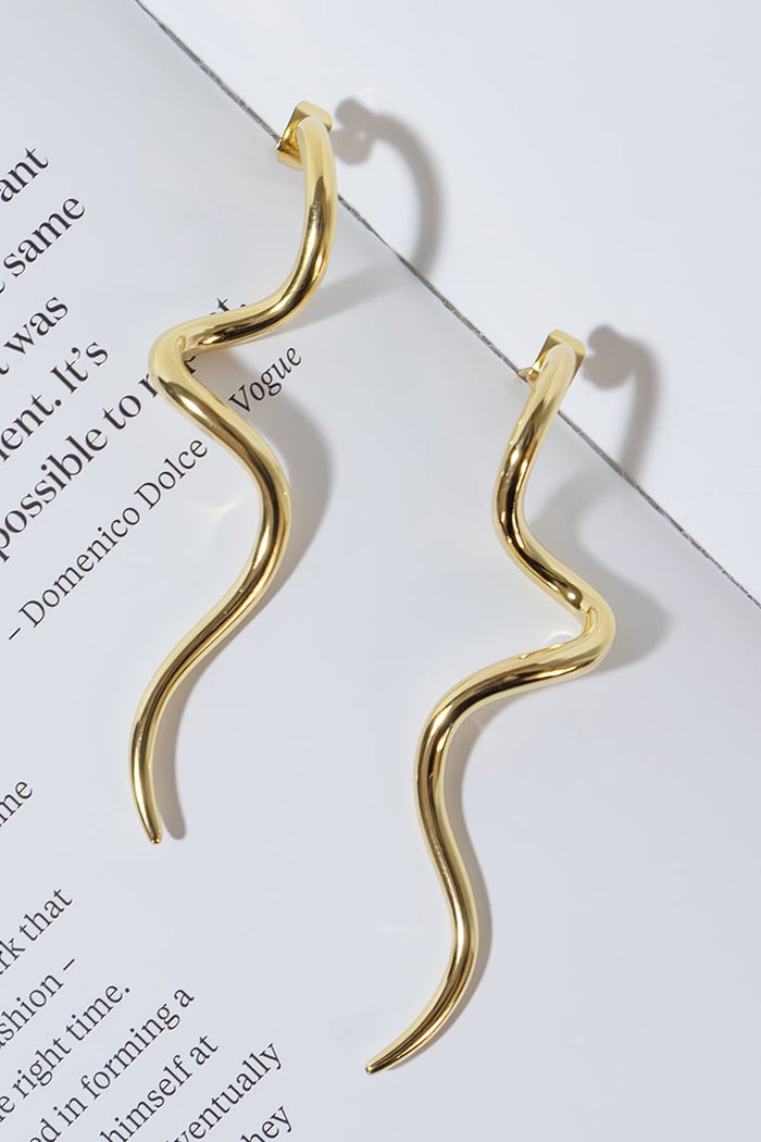 GOLD PLATED WAVY EARRINGS