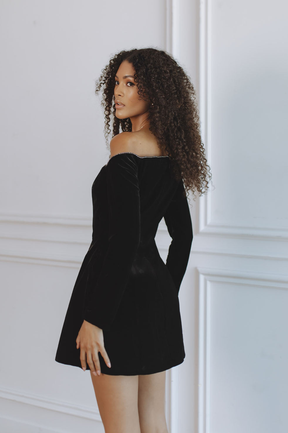 LUVIA VELOUR HOURGLASS DRESS - BLACK – CHIC LE FRIQUE